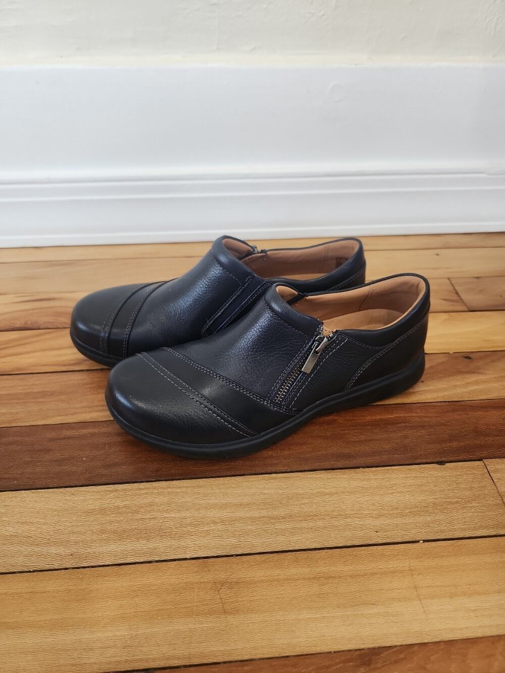 CLARKS Certina Edge Navy Leather Loafer Size 9M Comfort Slip On Zipper